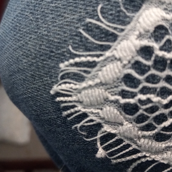 BKE.Boutique, White Lace Top with Eyelash Fringe Sz Med - Picture 6 of 6